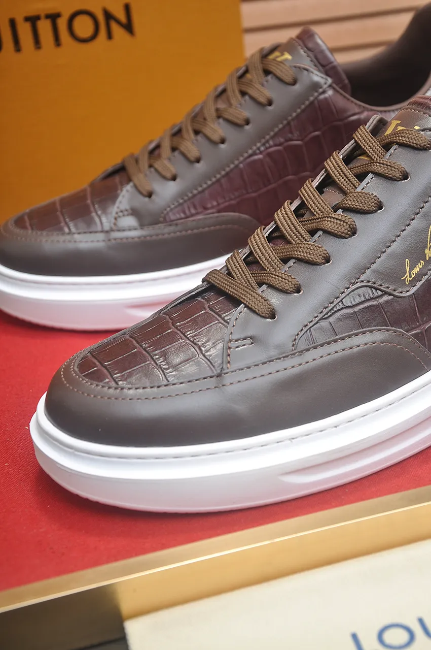 Men's men's shoes 💰640💶Original development, quality shipping, welcome to compare - LV sneaker series sports shoes introduce the loose silhouette of the ready-to-wear series into the spring and summer men's wear shows and make an eye-catching appearance. The cow leather upper is combined with rough fabric laces, and colorful beading highlights the brand's classic elements. LV letters mark the tongue and Monogram floral outsole. Mixed materials Made of top-grain cowhide, thick shoelace design, large Monogram print on the side, mesh lining and cotton feet, the comfort is as extreme as ever, premium heritage, quality first, worth owning! Size: Men’s 38-45 (45 is custom-made and cannot be returned or exchanged)